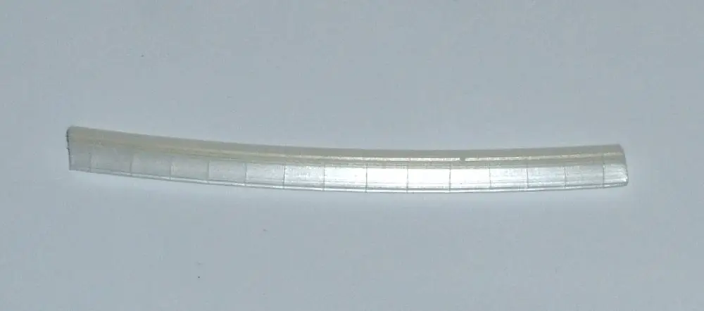 Gummidurchführung von Daikin, gebogene transparente Oberfläche mit feinen Rillen, geeignet für den Einsatz in Heiz- oder Klimaanlagen.